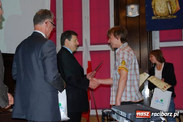 Zdjęcie w galerii na portalu naszraciborz.pl: Konkurs w I LO: państwo a samorząd wiadomości z regionu
