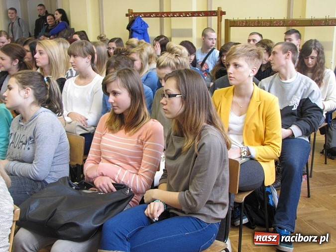 Zdjęcie w galerii na portalu naszraciborz.pl: W Ekonomiku rozdano nagrody za udział w konkursach wiadomości z regionu