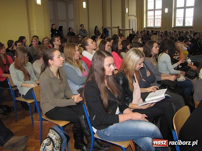 Zdjęcie w galerii na portalu naszraciborz.pl: W Ekonomiku rozdano nagrody za udział w konkursach wiadomości z regionu