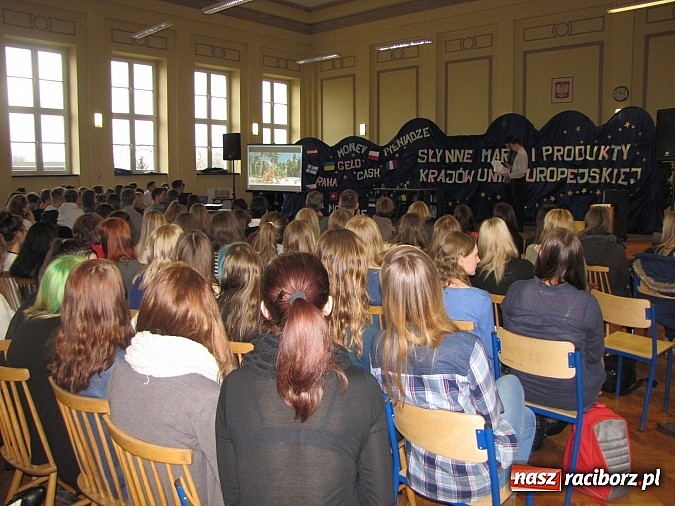 Zdjęcie w galerii na portalu naszraciborz.pl: W Ekonomiku rozdano nagrody za udział w konkursach wiadomości z regionu