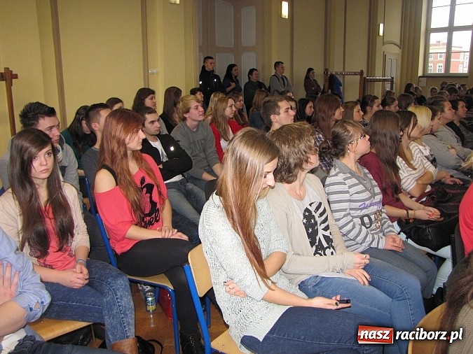 Zdjęcie w galerii na portalu naszraciborz.pl: W Ekonomiku rozdano nagrody za udział w konkursach wiadomości z regionu