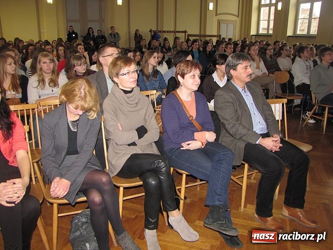 Zdjęcie w galerii na portalu naszraciborz.pl: W Ekonomiku rozdano nagrody za udział w konkursach wiadomości z regionu