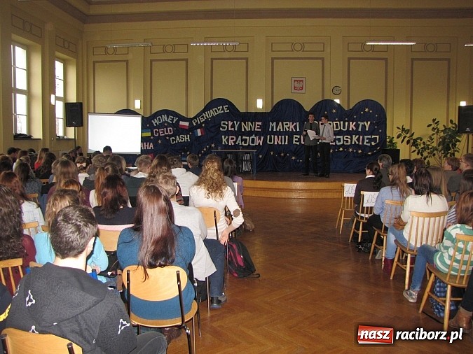 Zdjęcie w galerii na portalu naszraciborz.pl: W Ekonomiku rozdano nagrody za udział w konkursach wiadomości z regionu