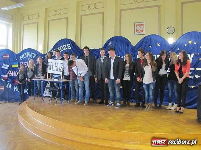 Zdjęcie w galerii na portalu naszraciborz.pl: W Ekonomiku rozdano nagrody za udział w konkursach wiadomości z regionu