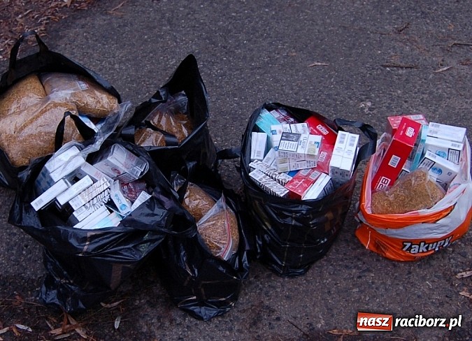 Zdjęcie w galerii na portalu naszraciborz.pl: Nielegalne papierosy i tytoń zatrzymano w Dąbrowie Górniczej wiadomości z regionu