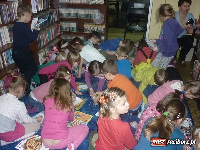 Zdjęcie w galerii na portalu naszraciborz.pl: Europejskie Mikołajki w bibliotece wiadomości z regionu