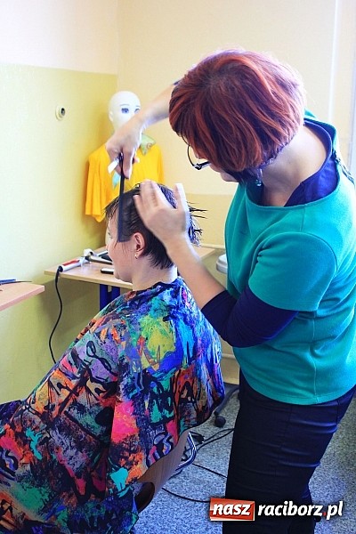 Zdjęcie w galerii na portalu naszraciborz.pl: Salon fryzjersko-kosmetyczny w ZSZ wiadomości z regionu