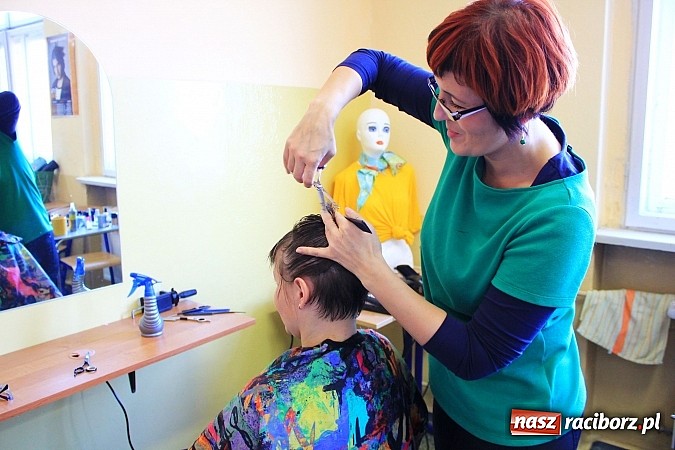 Zdjęcie w galerii na portalu naszraciborz.pl: Salon fryzjersko-kosmetyczny w ZSZ wiadomości z regionu