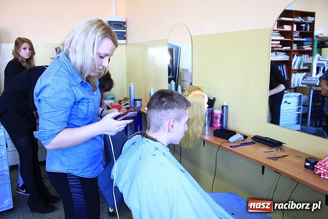 Zdjęcie w galerii na portalu naszraciborz.pl: Salon fryzjersko-kosmetyczny w ZSZ wiadomości z regionu
