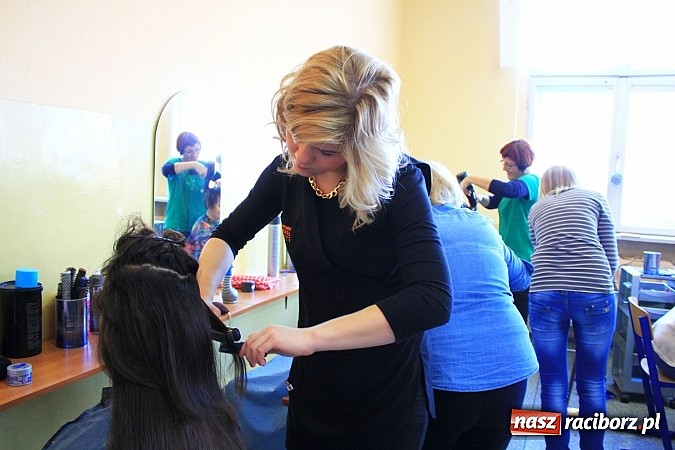 Zdjęcie w galerii na portalu naszraciborz.pl: Salon fryzjersko-kosmetyczny w ZSZ wiadomości z regionu
