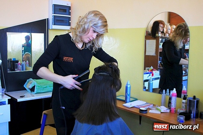 Zdjęcie w galerii na portalu naszraciborz.pl: Salon fryzjersko-kosmetyczny w ZSZ wiadomości z regionu