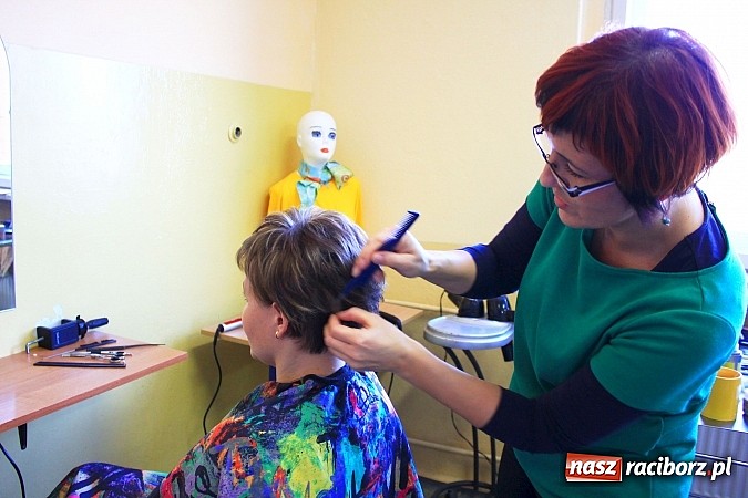 Zdjęcie w galerii na portalu naszraciborz.pl: Salon fryzjersko-kosmetyczny w ZSZ wiadomości z regionu