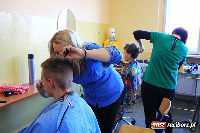 Zdjęcie w galerii na portalu naszraciborz.pl: Salon fryzjersko-kosmetyczny w ZSZ wiadomości z regionu