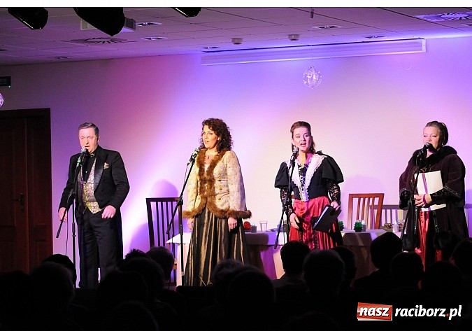 Zdjęcie w galerii na portalu naszraciborz.pl: Z wesołą nowiną - biesiada wigilijna na zamku wiadomości z regionu