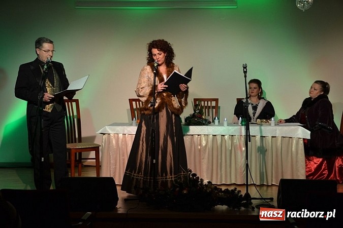 Zdjęcie w galerii na portalu naszraciborz.pl: Z wesołą nowiną - biesiada wigilijna na zamku wiadomości z regionu