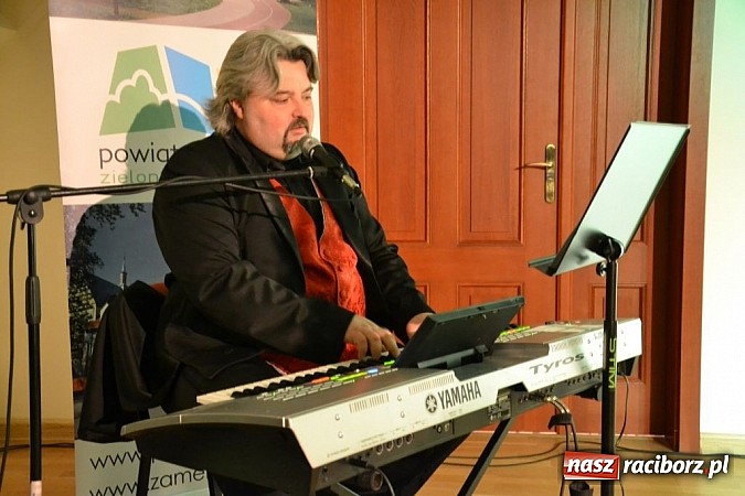 Zdjęcie w galerii na portalu naszraciborz.pl: Z wesołą nowiną - biesiada wigilijna na zamku wiadomości z regionu