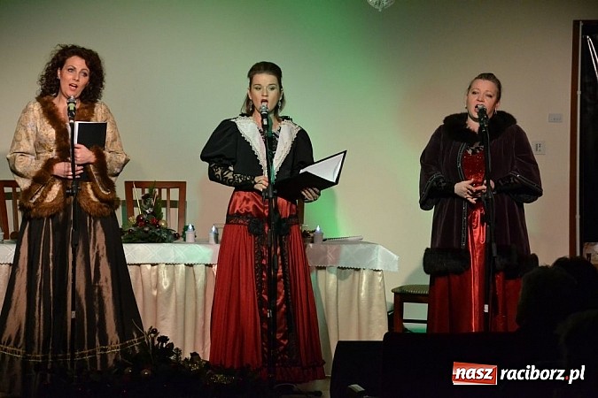 Zdjęcie w galerii na portalu naszraciborz.pl: Z wesołą nowiną - biesiada wigilijna na zamku wiadomości z regionu
