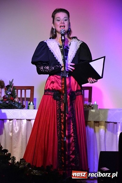 Zdjęcie w galerii na portalu naszraciborz.pl: Z wesołą nowiną - biesiada wigilijna na zamku wiadomości z regionu