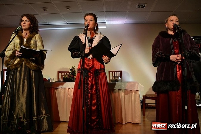 Zdjęcie w galerii na portalu naszraciborz.pl: Z wesołą nowiną - biesiada wigilijna na zamku wiadomości z regionu