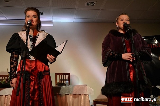 Zdjęcie w galerii na portalu naszraciborz.pl: Z wesołą nowiną - biesiada wigilijna na zamku wiadomości z regionu