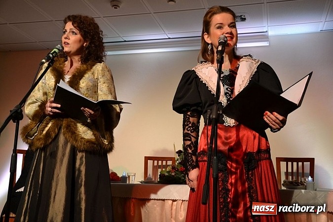 Zdjęcie w galerii na portalu naszraciborz.pl: Z wesołą nowiną - biesiada wigilijna na zamku wiadomości z regionu