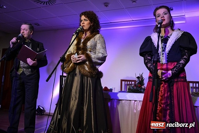 Zdjęcie w galerii na portalu naszraciborz.pl: Z wesołą nowiną - biesiada wigilijna na zamku wiadomości z regionu