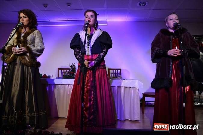 Zdjęcie w galerii na portalu naszraciborz.pl: Z wesołą nowiną - biesiada wigilijna na zamku wiadomości z regionu
