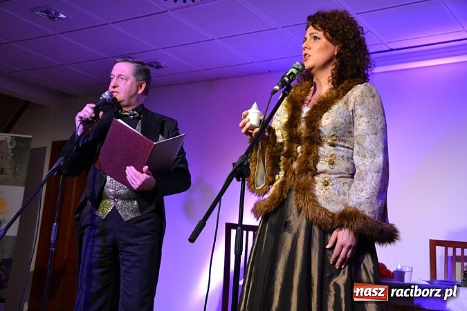 Zdjęcie w galerii na portalu naszraciborz.pl: Z wesołą nowiną - biesiada wigilijna na zamku wiadomości z regionu