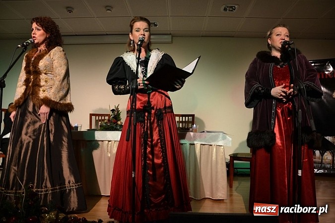 Zdjęcie w galerii na portalu naszraciborz.pl: Z wesołą nowiną - biesiada wigilijna na zamku wiadomości z regionu
