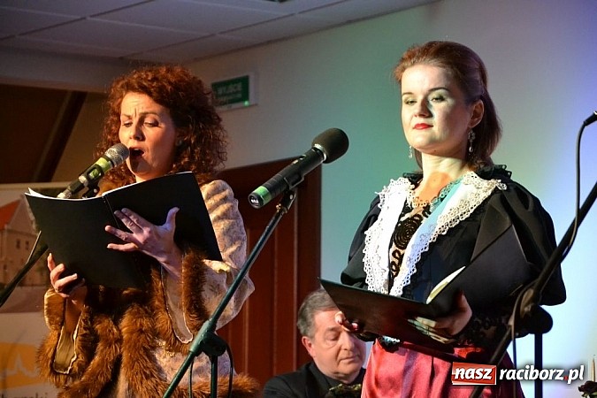 Zdjęcie w galerii na portalu naszraciborz.pl: Z wesołą nowiną - biesiada wigilijna na zamku wiadomości z regionu