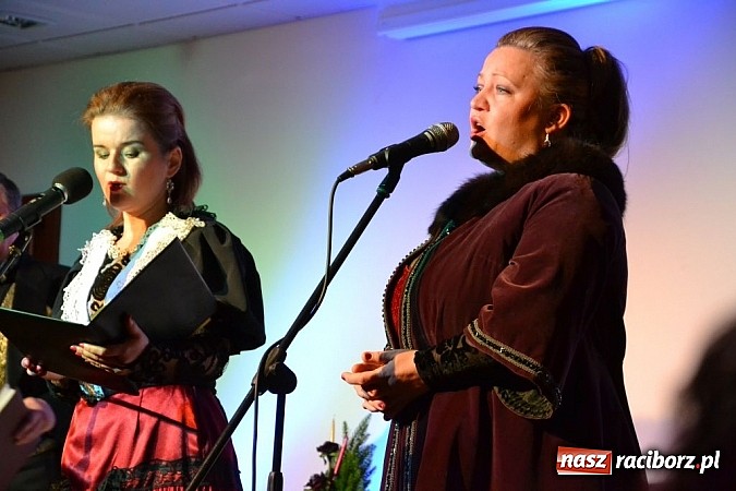 Zdjęcie w galerii na portalu naszraciborz.pl: Z wesołą nowiną - biesiada wigilijna na zamku wiadomości z regionu