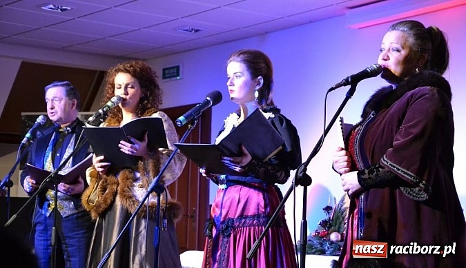 Zdjęcie w galerii na portalu naszraciborz.pl: Z wesołą nowiną - biesiada wigilijna na zamku wiadomości z regionu