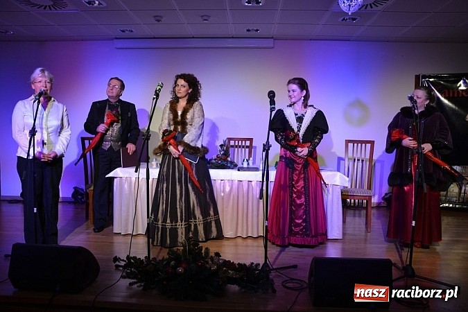Zdjęcie w galerii na portalu naszraciborz.pl: Z wesołą nowiną - biesiada wigilijna na zamku wiadomości z regionu
