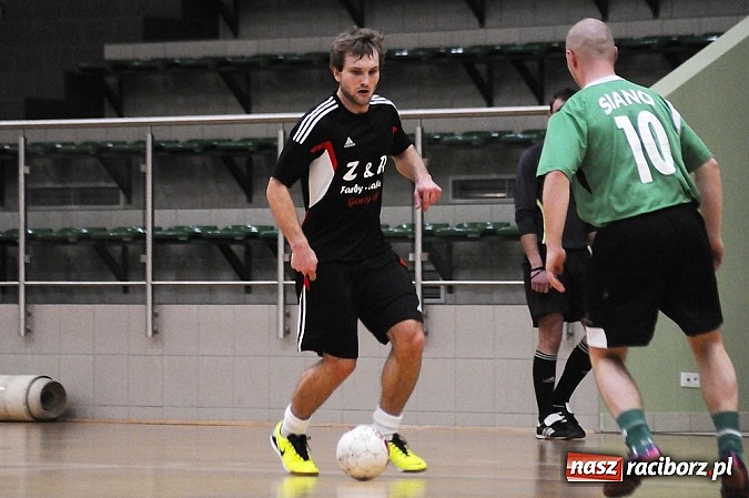 Zdjęcie w galerii na portalu naszraciborz.pl: Halowa Liga Piłki Nożnej: Zwycięstwa faworytów wiadomości z regionu