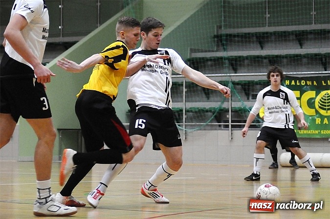 Zdjęcie w galerii na portalu naszraciborz.pl: Halowa Liga Piłki Nożnej: Zwycięstwa faworytów wiadomości z regionu