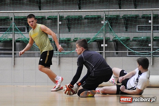 Zdjęcie w galerii na portalu naszraciborz.pl: Halowa Liga Piłki Nożnej: Zwycięstwa faworytów wiadomości z regionu