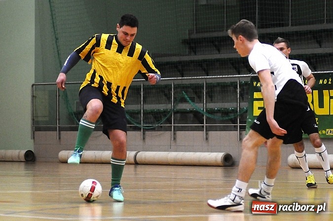 Zdjęcie w galerii na portalu naszraciborz.pl: Halowa Liga Piłki Nożnej: Zwycięstwa faworytów wiadomości z regionu