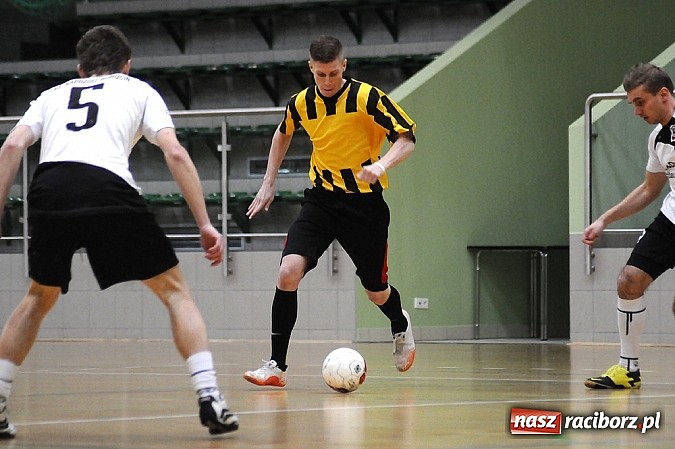 Zdjęcie w galerii na portalu naszraciborz.pl: Halowa Liga Piłki Nożnej: Zwycięstwa faworytów wiadomości z regionu