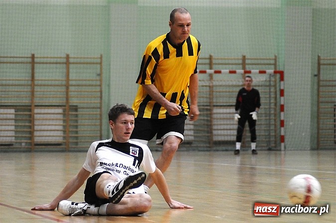 Zdjęcie w galerii na portalu naszraciborz.pl: Halowa Liga Piłki Nożnej: Zwycięstwa faworytów wiadomości z regionu