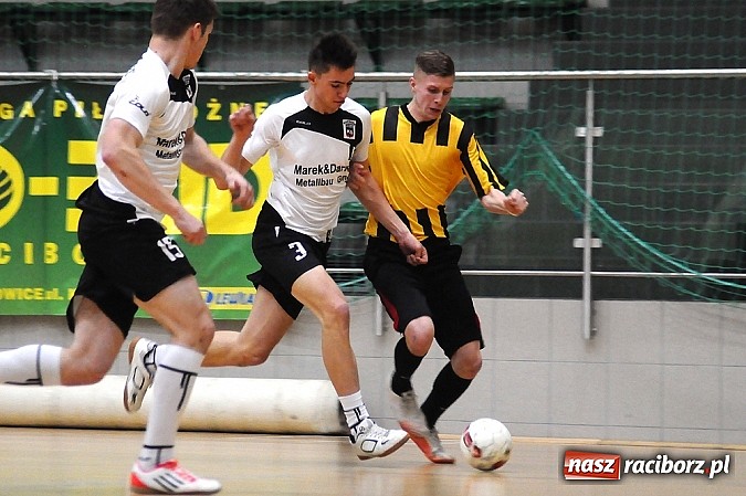 Zdjęcie w galerii na portalu naszraciborz.pl: Halowa Liga Piłki Nożnej: Zwycięstwa faworytów wiadomości z regionu