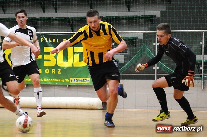 Zdjęcie w galerii na portalu naszraciborz.pl: Halowa Liga Piłki Nożnej: Zwycięstwa faworytów wiadomości z regionu