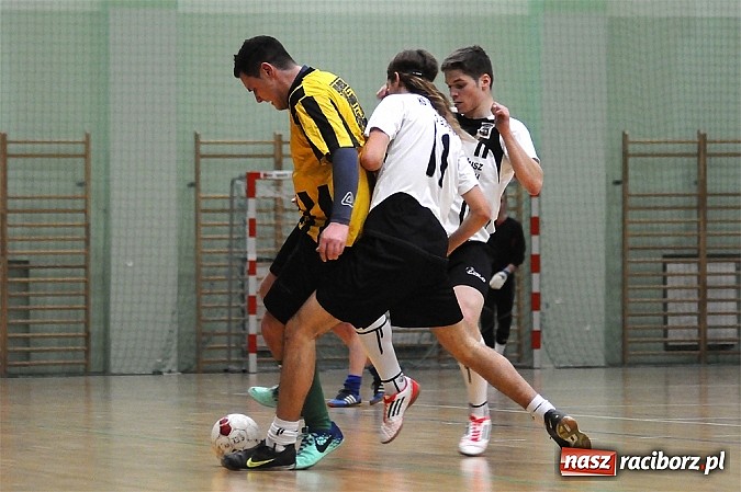 Zdjęcie w galerii na portalu naszraciborz.pl: Halowa Liga Piłki Nożnej: Zwycięstwa faworytów wiadomości z regionu