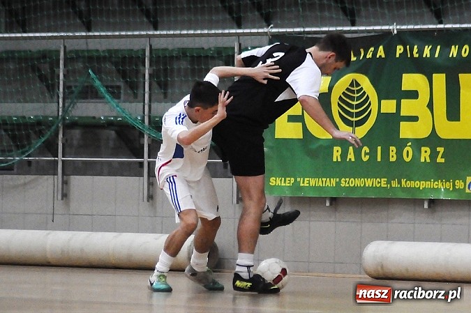 Zdjęcie w galerii na portalu naszraciborz.pl: Halowa Liga Piłki Nożnej: Zwycięstwa faworytów wiadomości z regionu