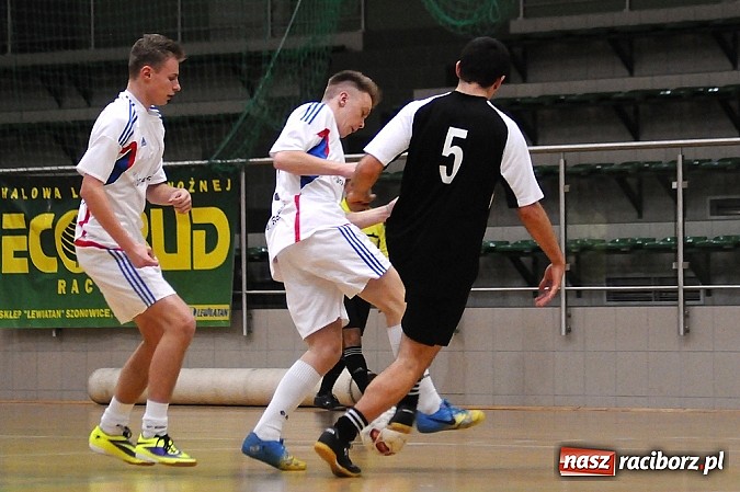 Zdjęcie w galerii na portalu naszraciborz.pl: Halowa Liga Piłki Nożnej: Zwycięstwa faworytów wiadomości z regionu