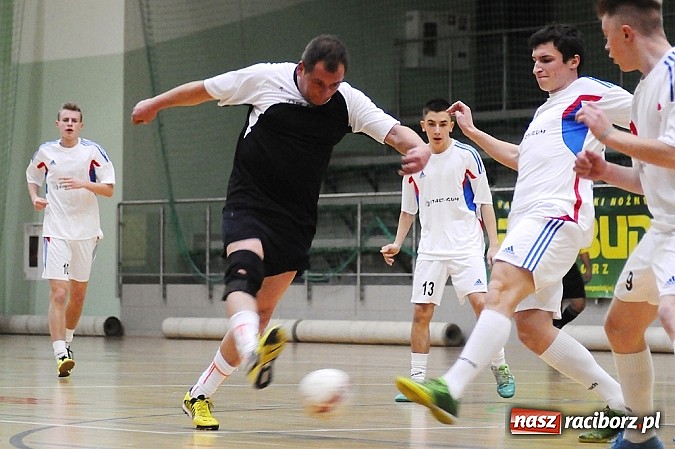 Zdjęcie w galerii na portalu naszraciborz.pl: Halowa Liga Piłki Nożnej: Zwycięstwa faworytów wiadomości z regionu