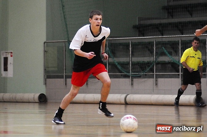 Zdjęcie w galerii na portalu naszraciborz.pl: Halowa Liga Piłki Nożnej: Zwycięstwa faworytów wiadomości z regionu