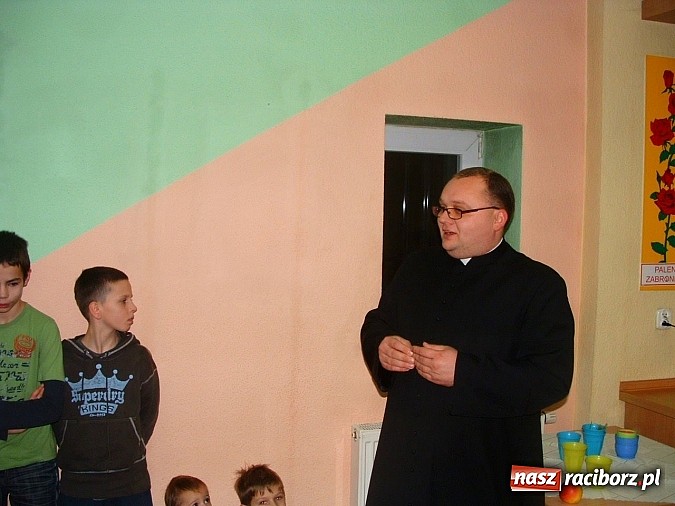 Zdjęcie w galerii na portalu naszraciborz.pl: Spotkanie z Mikołajem w raciborskim Caritasie wiadomości z regionu