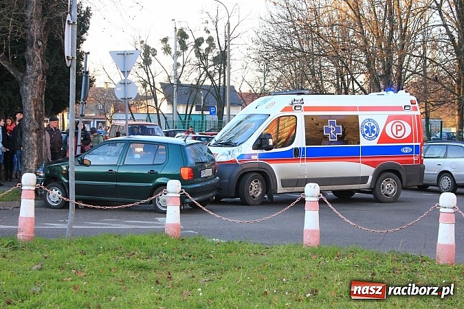 Zdjęcie w galerii na portalu naszraciborz.pl: Poważne zderzenie vw polo i fiata punto na rondzie przy PWSZ wiadomości z regionu