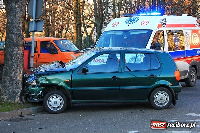 Zdjęcie w galerii na portalu naszraciborz.pl: Poważne zderzenie vw polo i fiata punto na rondzie przy PWSZ wiadomości z regionu