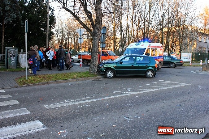 Zdjęcie w galerii na portalu naszraciborz.pl: Poważne zderzenie vw polo i fiata punto na rondzie przy PWSZ wiadomości z regionu